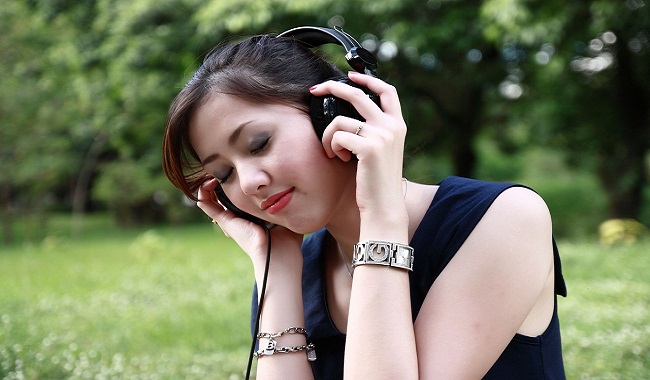 हेडफोन पर तेज आवाज में सुनते हैं गाने, तो हो सकते हैं ये 5 नुक्सान